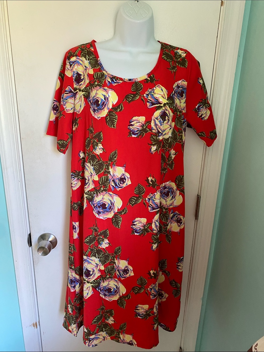 Betsey’s Boutique Shop Floral Shift Dress  Scoop Neck